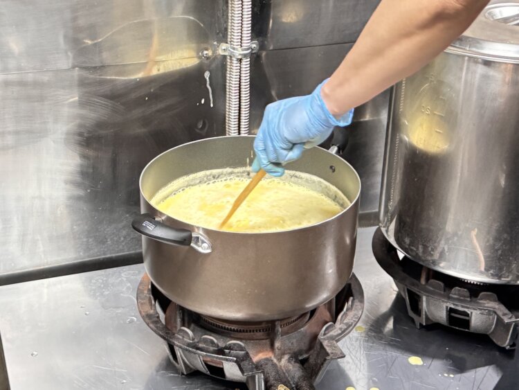 ひよこ豆のパウダーを煮ているところ。このあと冷やして固める。