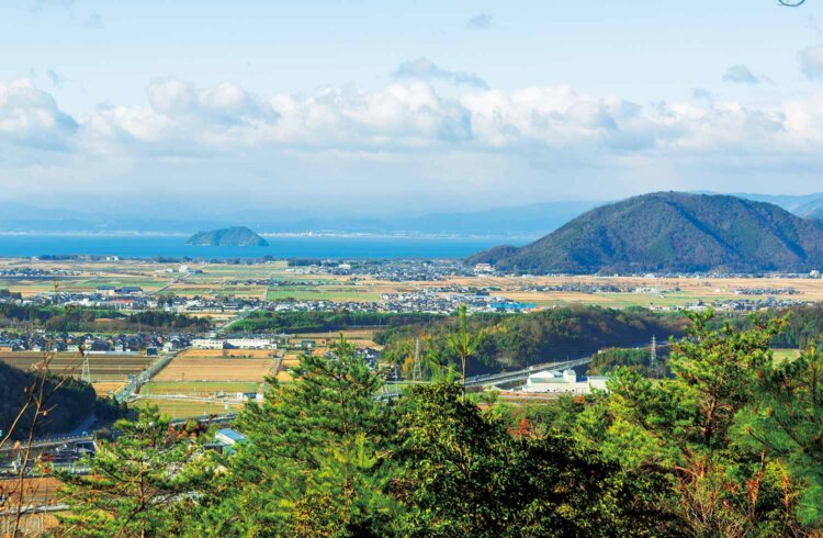 小谷山の一つ目の展望スポット・望笙（ぼうしょう）峠から。標高は250mほど。竹生島のほか、北には賤ヶ岳（しずがたけ）も見える！