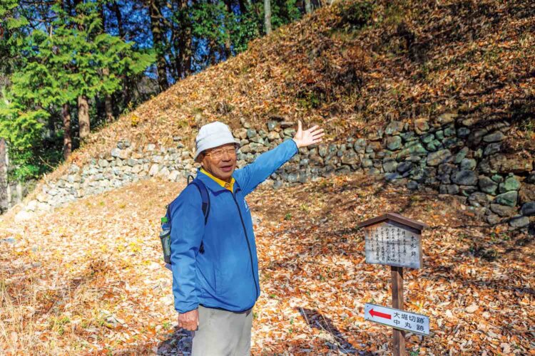 小谷城跡を知りつくす、ガイドの脇坂博さん。「秀吉や秀長たちもこの景色を見たと思いますよ」。