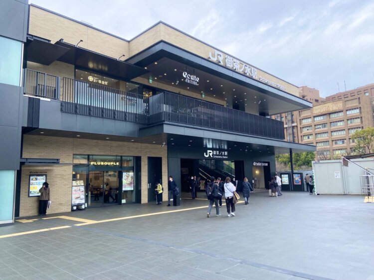 御茶ノ水駅聖橋口。