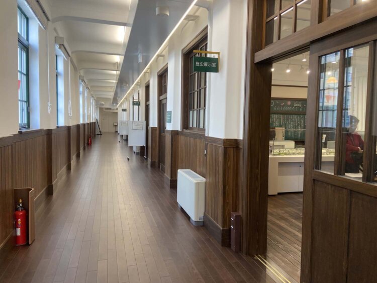 歴史展示室前の廊下。