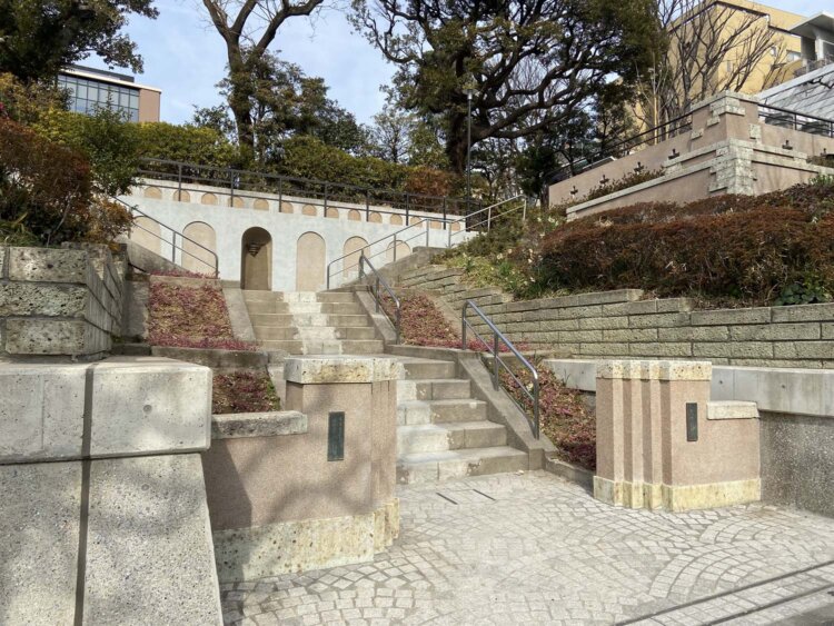 外堀通り側の元町公園入り口。