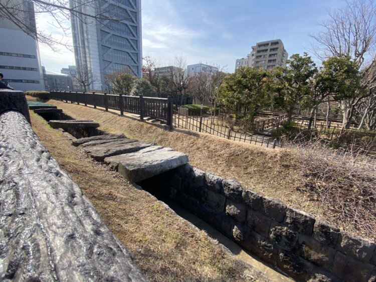 移築復元された神田上水石樋。