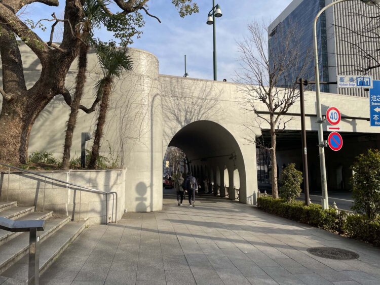 橋の下の通路。このアーチもかっこいい。