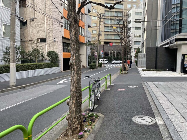 猿楽通りから錦華通りを振り返る。画面右のビルの裏手が崖になっている。