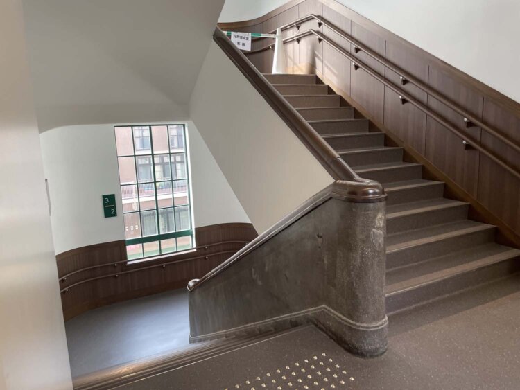 階段の手すりも当時のまま残っている。