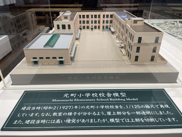 校舎模型。展示室がある校舎右側（東側）は元々の構造躯体を保存、補強して整備されている。