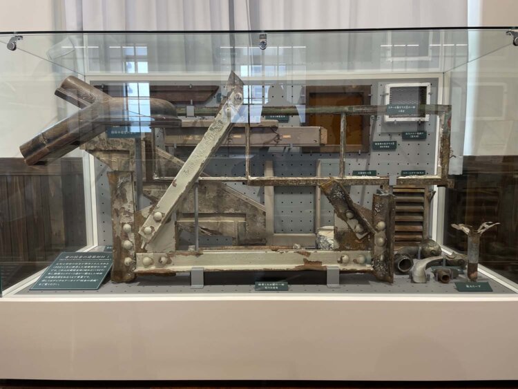 昔の校舎の建築部材。