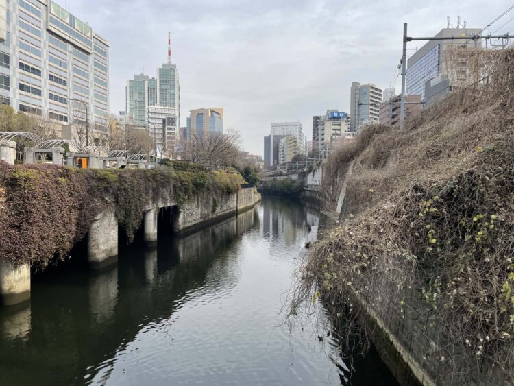 水道橋から御茶ノ水方面を望む。左側の穴のようなものは水道橋分水路の吐口。