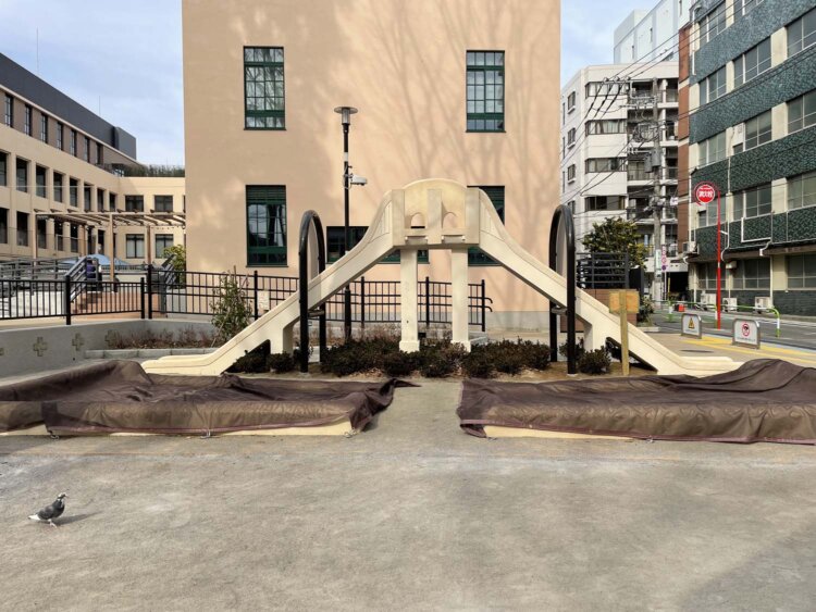 滑り台のモニュメント。