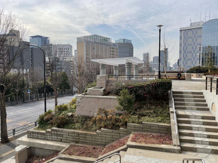 大広場に面したパーゴラ（植物を絡ませる日除け棚）。本郷台地の斜面に位置する公園ならではの景観が楽しめる。