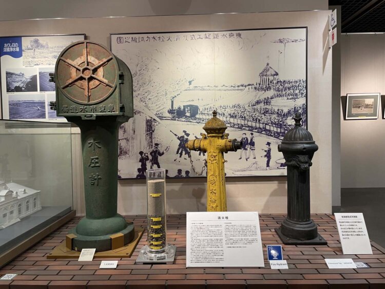 左から自記録水圧計スタンド、濾過層模型、消火栓、蛇体鉄柱式共用栓。蛇体鉄柱式共用栓の水の出口をよく見ると龍の顔の形をしている。