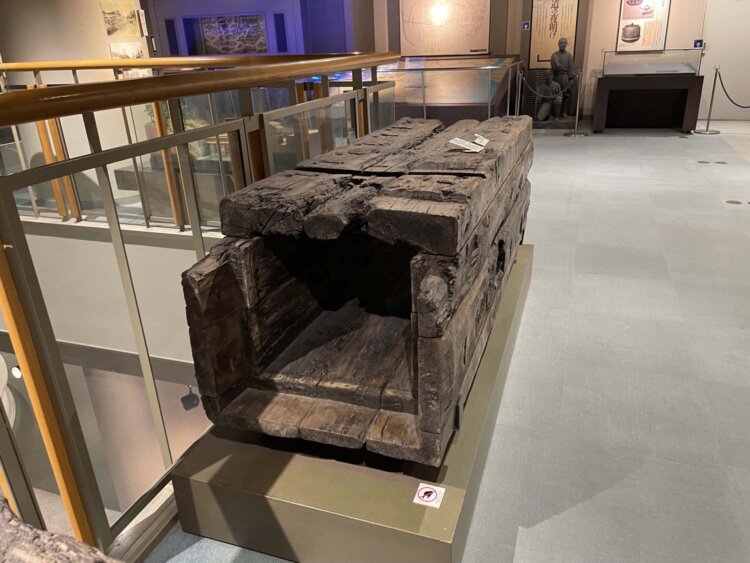 角形木樋（実物）。江戸市中にこのような木樋（木製の水道管）がはりめぐらされていた。