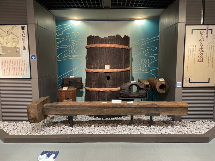 江戸の給水方法を示す展示。竹樋、木樋などが上水井戸への配水に用いられていた。