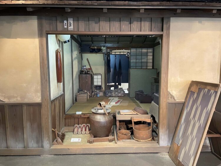 長屋の部屋の中も再現されている。落語の世界。