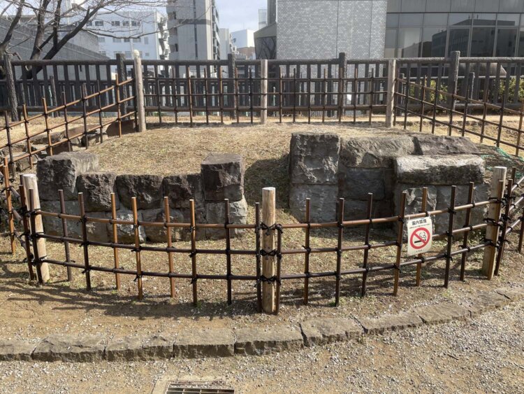 神田上水白堀護岸の復元移築。左手が江戸時代、右手が明治時代のもの。