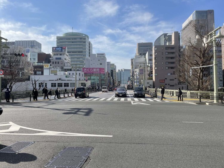 外堀通りからお茶の水橋を望む。