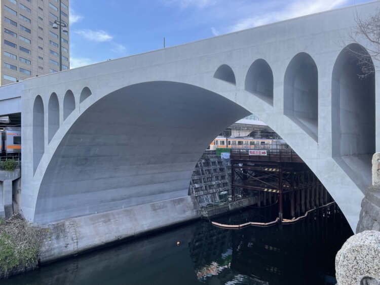 外堀通りから見た聖橋。