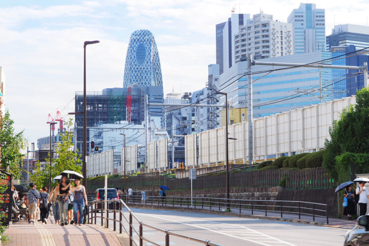 つつじ通りにて、新大久保駅南側から新宿方面を望む。