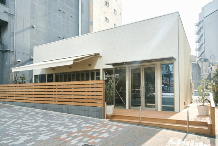 土地面積は約51.3坪。ビルが林立する中でここだけ平屋になっていて目を引く。