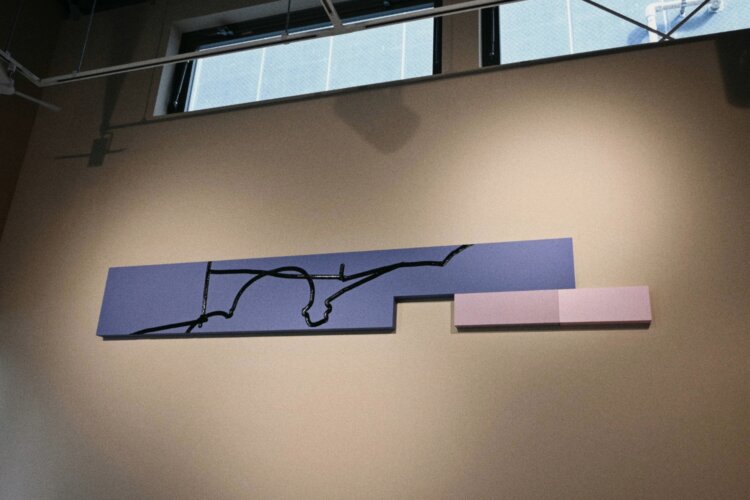 壁面には、ドローイング、絵画、インスタレーションなど複数のメディアで活動するBIENの作品を展示。