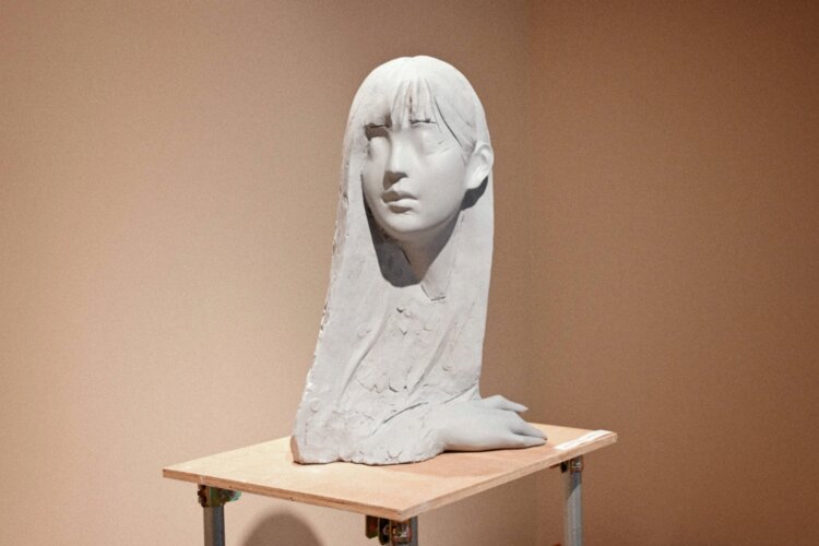 「公共性と広告性を再編集する/Re-editing the Narratives of the Public」に出品された彫刻家・菅原玄奨の作品。