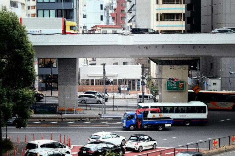 MINAがあるのは、高層ビルに挟まれた元々駐車場だったスペース。