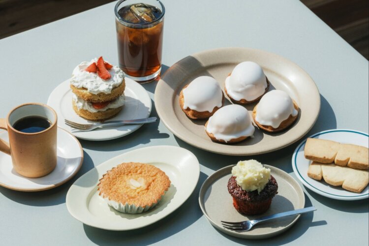 展覧会ごとの限定メニューも登場。コーヒーは、L PACK.が手掛ける自家焙煎。　（C）fujico