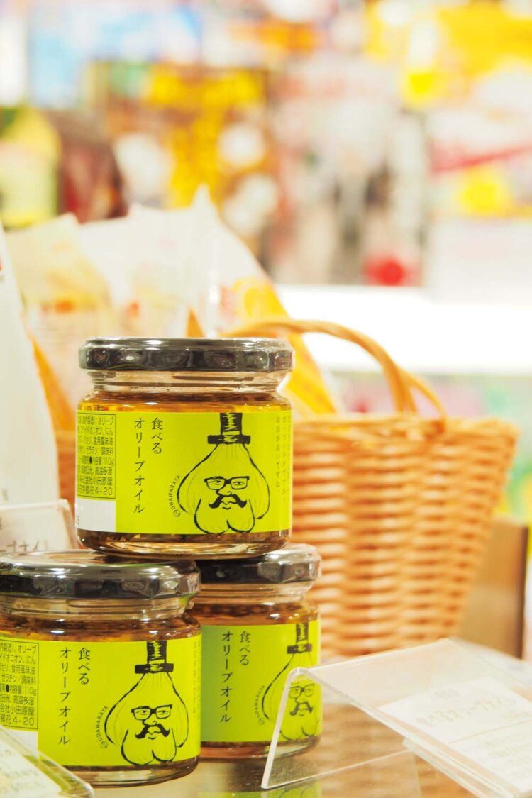 お菓子や調味料などの食品も並ぶ雑貨コーナーが好評だ。