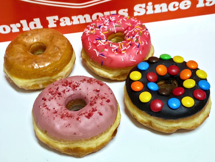 （写真左奥から時計回りに）グレイズドレイズド360円、ピンクレイズドスプリンクルズ440円、チョコレートキャンディ レイズド550円、ストロベリーレイズド480円。