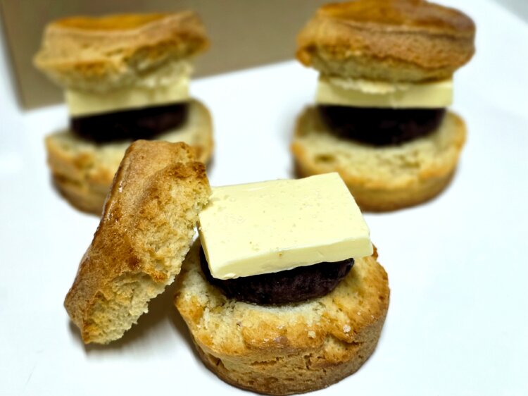 あんバタースコーンサンド フランス産発酵バター&北海道大納言1個520円。