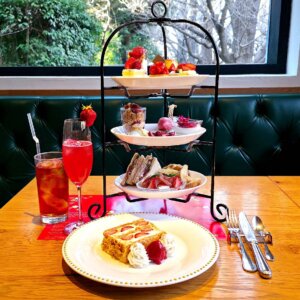 人気の苺“あまおう”を堪能できるアフタヌーンティーとナポレオンパイ『KIHACHI青山本店』〜黒猫スイーツ散歩 原宿表参道編35〜