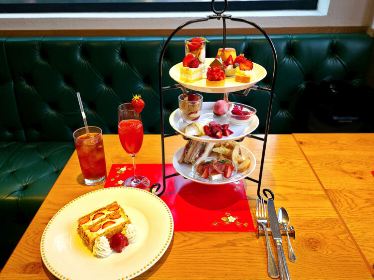 KIHACHIのアフタヌーンティー ～あまおうスペシャル～8800円、KIHACHIのナポレオンパイ ～あまおうスペシャル～1870円。