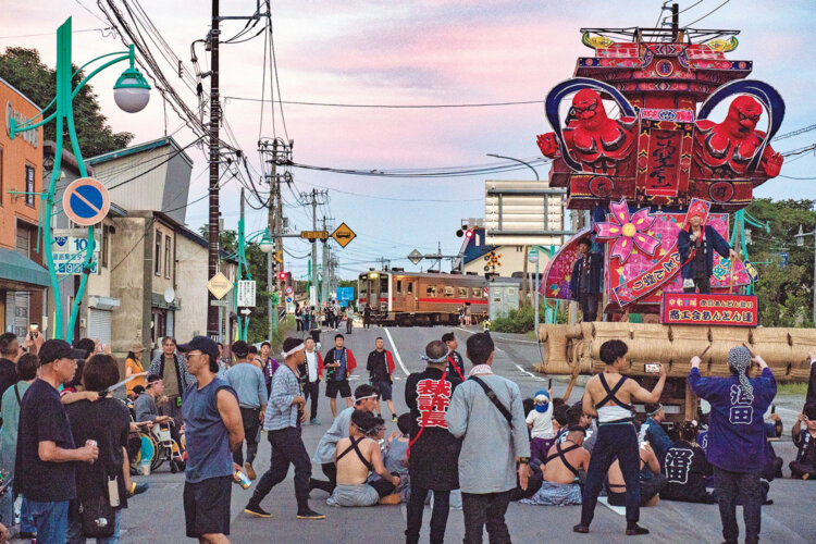 ラストチャンスに賭けた、留萌本線と夜高あんどんのツーショット。