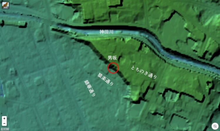 国土地理院地図で見た猿楽町、駿河台周辺。黄緑色が標高の高い土地。赤丸の部分に男坂がある（国土地理院地図の色別標高図と陰影起伏図を加工）。