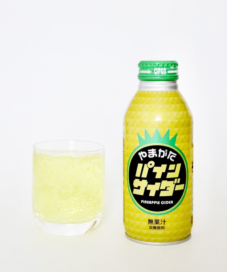 山形のご当地飲料は昭和30年代発祥とされ、複数社で製造するパインサイダー。三和缶詰「やまがたパインサイダー」ボトル缶。