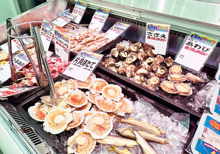 アワビ、ホタテ、サザエなどが勢ぞろいの海鮮BBQコーナーもにぎやか。