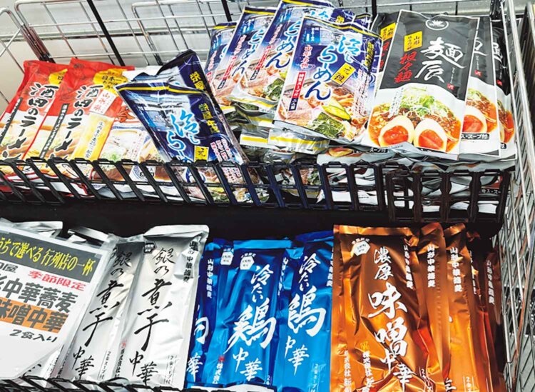 「冷やしラーメン」や「冷たい鶏中華」などのスープ入り乾麺も各種あり。