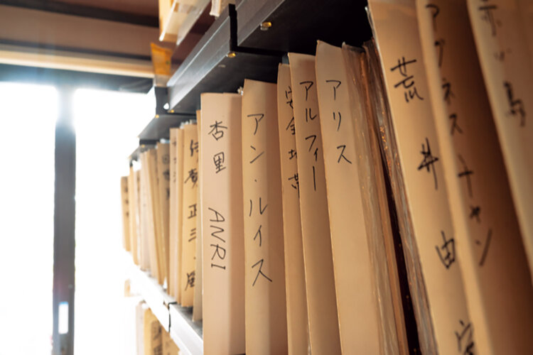 談話室の棚に、五十音順に陳列されたレコードが保管されている。