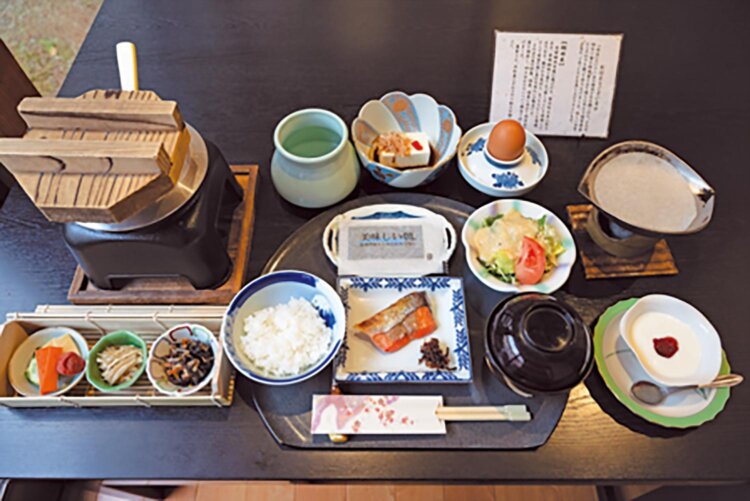 棚田米や農家手作りの赤い柚子胡椒など、地元らしさが光る朝食。