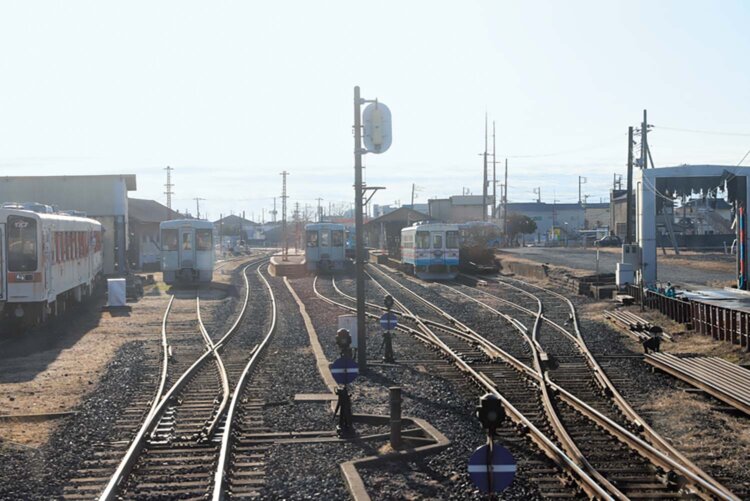 湊線最大の駅・那珂湊（なかみなと）駅へ。構内にはキハ20系など懐かしの車両が。