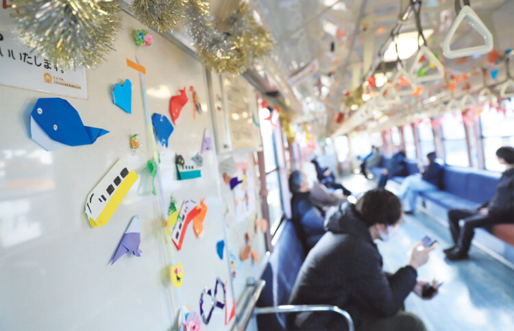 この日乗った車両は、地元高校生による飾りつけにほっこり。
