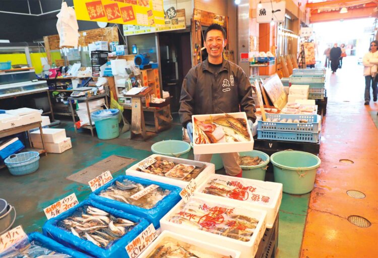 『魚一（うおいち）』で地魚を発見。「春先はカマスやムシガレイもおいしいよ！」。