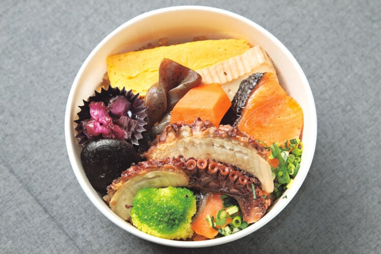 日本一の煮ダコの生産地、ひたちなか市をPRしようと作られた「みなとのたこめし」1650円。『ホテルクリスタルパレス』（3日前までに要予約）などで販売。●金上駅から徒歩7分。