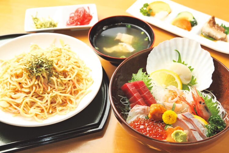 地魚数種を盛り込む海鮮丼2640円。