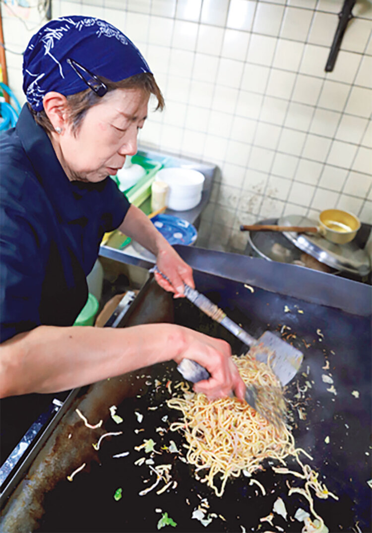 鉄板で炒める焼きそばはソースと、地元・黒澤醤油を使うしょうゆ（写真は中で880円）が選べる。