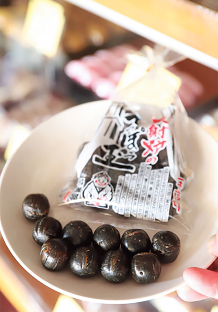 大砲の弾を彷彿させる飴玉・反射炉のてっぽう玉1袋324円。