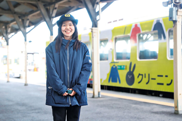 若き女性駅員も活躍する。「お客様と駅員の距離感の近さも湊線の魅力です」。