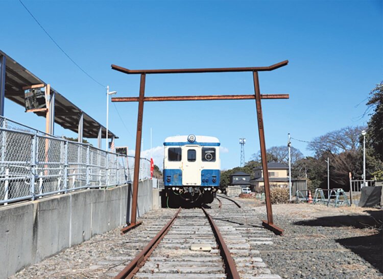 線路内に鎮座するひたちなか開運鐵道神社。ご神体は湊線を走っていたキハ222、鳥居はレール製。