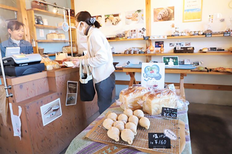 常連の多くが食パンを購入。